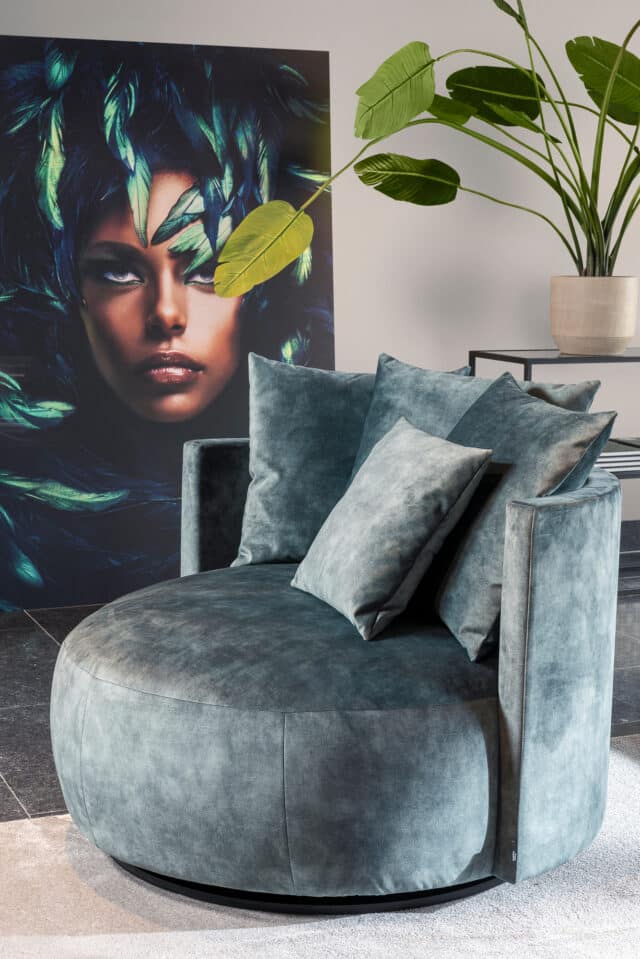 Passe, Partout, Pastille, Fauteuil, stoel, zitmeubel, design, modern, elegant, stijlvol, comfortabel, luxueus, eigentijds, rond, zacht, kuipstoel, bekleding, stof, leder, leer, pootjes, draaibaar, zwart, beige, bruin, grijs, crème, wit, interieur, woonkamer, zithoek, meubel, meubels, zitcomfort, rugleuning, armleuning, compact, cozy, trendy, chique, karakter, rondingen, klassiek, speels, Scandinavisch, Italiaans, Belgisch, merk, stijl, sfeer, uitstraling, zitvlak, draaistoel, woonstijl, retro, vintage, modernisme, minimalistisch, hoogwaardig, kwaliteit, luxe, esthetisch, uitnodigend, ontwerp, meubelontwerp, vormgeving, zachte, structuur, robuust, solide, stevig, duurzaam, uniek, herkenbaar, comfort, zachtheid, cosy, relaxen, lounge, loungestoel, designstoel, stoffenstoel, lederstoel, bol, ovaal, kuip, charmant, expressief, fluweel, velvet, boucle, teddystof, chenille, rotatie, draaibaarheid, zitting, modulair, compactheid, fauteuils, armstoel, zitplek, zitmeubelen, zitobject, meubelstukken, zitervaring, afwerking, uitstraling, relax, huiselijk, uitnodigend, uitnodigendheid, visueel, balans, zitdiepte, rugsteun, zithoogte, creatief, speelsheid, pastillevorm, zachtevorm, zachtevormen, meubelvorm, interieurobject, lifestyle, zithouding, rust, elegantie, harmonisch, eigentijdse, warme, warmte, open, gesloten, afgerond, ronding, designmeubel, interieurstijl, vorm, zitvorm, comfortmeubel, huis, wonen, zitruimte, woonruimte, chesterfield, zonderknopen, handgemaakt, ergonomisch, ergonomie, stoelkussen, schuim, foam, koudschuim, relaxstoel, leesstoel, televisiestoel, tvstoel, hotel, horeca, wachtruimte, wachtruimtes, loungehoek, leeshoek, zitmeubelontwerp, draaimechanisme, draaivoet, metalenpoot, designmerk, meubelzaak, zitervaringen, designliefhebber, interieuradvies, meubelwinkel, onlinewinkel, zitinspiratie, interieurinspiratie, kleuren, zachtekleuren, neutraal, rustigekleuren, stofsoort, materiaalkeuze, meubelkeuze, zitoplossing, stijlmeubel, binnenhuisinrichting, woonidee, wooncomfort, woonmeubel, woonmeubels, decoratie, woondecoratie, designobject, designelement, interieurtrend, trend, trendmeubel, stijlobject, styling, binnenruimte, binnenhuis, kamer, gezelllig, leefruimte, woning, huisinrichting, designfan, liefhebbers, fauteuildesign, designerstoel, meubeldesign, esthetiek, vormtaal, meubeltaal, zitstijl, roomstyling, woonkamerstoel, binnenmeubel, interieurvormgeving, afmetingen, compactdesign, minimalisme, zachtevormgeving, zachtezit, organisch, geometrisch, asymmetrisch, rondzitvlak, zitcomfortabel, gevoel, textuur, structuurstof, meubelvormen, zitervaring, zitgevoel, draaifunctie, decoratiestuk, eyecatcher, blikvanger, elegantstoel, organischevorm, modulairefauteuil, designklassieker, hedendaags, zitobjectdesign, artisan, ambachtelijk, kunstzinnig, interieurstatement, vormbewust, stijlvolinterieur, karaktervol, iconisch, harmonischdesign, vormcreatie, loungegevoel, uitnodigendzitten, afwerkingsniveau, esthetischdesign, interieurwaarde, zitvulling, vormzitting, designkenmerk, statementmeubel, pronkstuk, zachtestoel, rondefauteuil, zachtefauteuil, kleurvarianten, rotatiestoel, modulairevorm, textielkeuze, bekledingsoptie, personaliseerbaar, custom, interieurcombinatie, stijlcombinatie, contrast, neutralen, ton-sur-ton, elegantlijn, zachteuitstraling, huiskamerstoel, relaxmeubel, designwoonkamer, zitobjectstijl, detailafwerking, ontwerpdetails, comfortabelezit, topcomfort, interieurbeleving, sfeermeubel, functioneel, decoratief, stoelvorm, designvorm, relaxzetel, kunstobject, detailrijk, luxegevoel, innovatief, ergonomischzitcomfort, meubeldesigners, modernefauteuil, zitontwerp, comfortervaring, luxeafwerking, ontwerpelement, zachtematerialen, zitvormgeving, creatiefvormgegeven, interieurbehoefte, zachteinvulling, sfeervol, uniekevorm, minimalistischdesign, interieurobjectdesign, karaktervollestoel, zachtezithouding, comfortabelevorm, Noord-Brabant, Tilburg, Eindhoven, Breda, 's-Hertogenbosch, Helmond, Roosendaal, Bergen op Zoom, Oosterhout, Waalwijk, Zaltbommel, Sint-Oedenrode, Gemert, Loon op Zand, Oss, Etten-Leur, Boxtel, Veldhoven, Valkenswaard, Schijndel, Uden, Beek en Donk, Nuenen, Eersel, Vught, Haps, Bladel, Mierlo, Wijbosch, Heeze, Oisterwijk, Dongen, Someren, Lieshout, Geldrop, Nuenen, Dongen, Asten, Oirschot, Boxmeer, Cuijk, Zundert, Wijk en Aalburg, Oudenbosch, Sint-Michielsgestel, Berkel-Enschot, Laarbeek, Rijen, Vught, Gemert-Bakel, Sint-Oedenrode, Waalwijk, Schijndel, Beek en Donk, Drunen, Breda, Valkenswaard, Helmond, Oss, Eindhoven